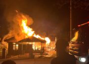 Tujuh Armada Damkar Jinakkan Kebakaran Rumah Singgah di Gunung Panjang 13 b32f044b img 20251224 wa0005