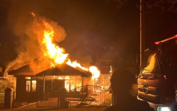 Tujuh Armada Damkar Jinakkan Kebakaran Rumah Singgah di Gunung Panjang 6 b32f044b img 20251224 wa0005