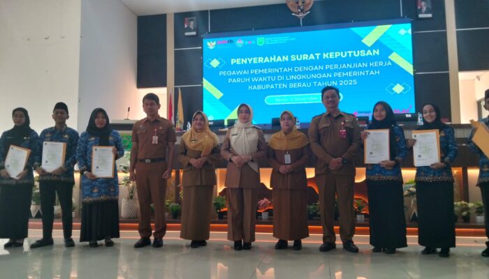 Resmi Serahkan SK PPPK Paruh Waktu 2025, Tekankan Evaluasi dan Etika Pelayanan Publik