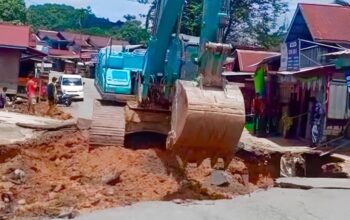 Akses Trans Kaltara Sekatak Ambruk, Petugas Lakukan Penimbunan Darurat 8 e797eb78 img 20260226 wa0016