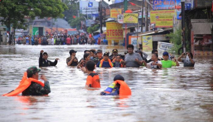 Banjir Kepung Tangerang, Ketinggian Air Capai 1 Meter, Ratusan Rumah Terendam