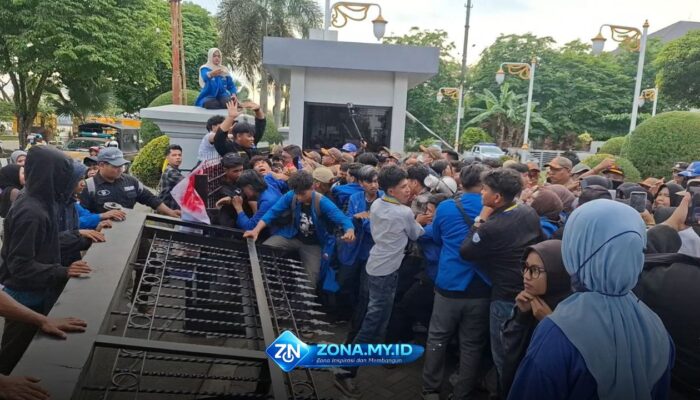 Demo Ricuh di Kantor Gubernur, Mahasiswa Tuntut Rudy Mas’ud Temui Massa