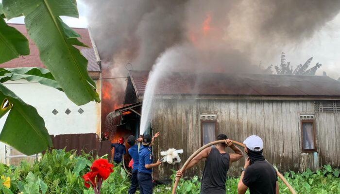 Api Hanguskan Kontrakan Empat Pintu di Karang Ambon, Kerugian di Perkirakan Rp150 Juta