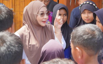 Turun Langsung Bersama Anak-anak Tanjung Batu, Sri Juniarsih Mas Kampanyekan Gerakan Peduli Kebersihan Lingkungan