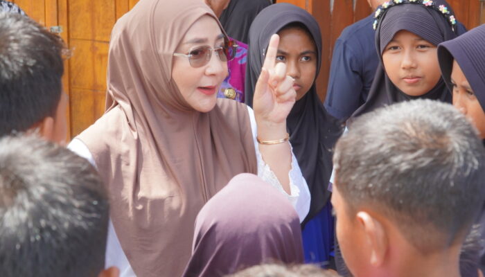 Turun Langsung Bersama Anak-anak Tanjung Batu, Sri Juniarsih Mas Kampanyekan Gerakan Peduli Kebersihan Lingkungan