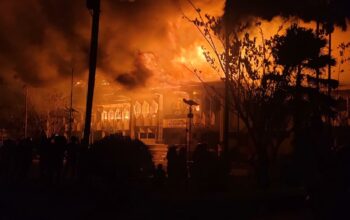 Kantor Bupati Bulungan Terbakar Rabu Malam, Petugas Damkar Berupaya Cegah Api 5 881ea607 77fc 471d 925c 52489ba0f01a