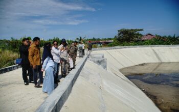Bupati Tinjau Embung dan TPS di Maratua, Air Bersih dan Pengelolaan Sampah Jadi Prioritas