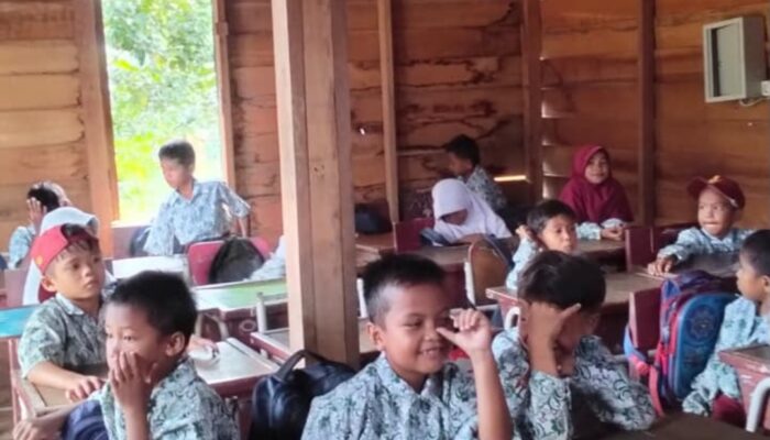 Potret Pendidikan di Berau: Ruang Kelas Tak Layak, Puluhan Siswa SD Filial 001 Bertahan Belajar di Bangunan Darurat