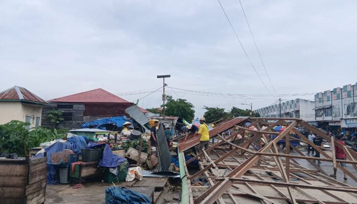 Atap Lapak Pasar Induk Tanjung Selor Roboh Diterjang Angin Kencang, Sembilan Pedagang Terdampak