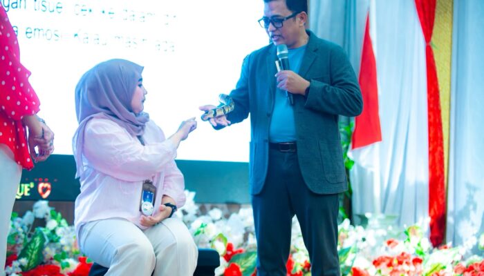 Awalnya Takut Ular, Langsung Berani Sentuh