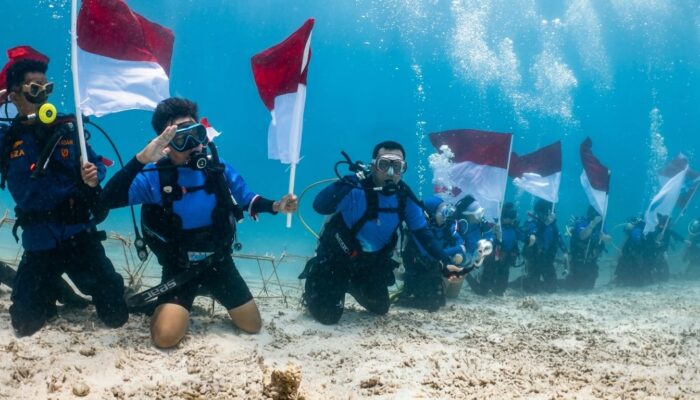 Merah Putih Berkibar dari Bawah Laut Maratua, Promosikan Pesona Wisata Bahari Berau