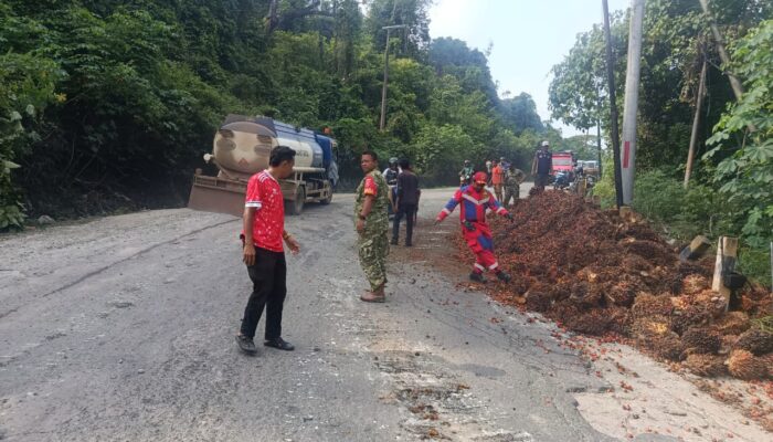 Truk Sawit Terbalik di Gunung Tabur, Proses Evakuasi Rampung Sekitar Satu Jam